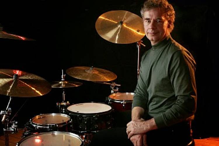 El 17 de mayo de 1949 nace Bill Bruford, baterista formó parte de los grupos Yes, Gong, U.K. y King Crimson
