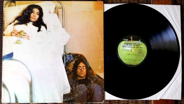 El 22 de mayo de 1969 John Lennon y Yoko Ono publican "Unfinished music, No. 2: Life with the lions"