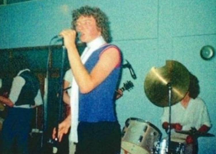 El 18 de julio de 1978 Definitely Leppard tocó su primer show en el Westfield School en Sheffield