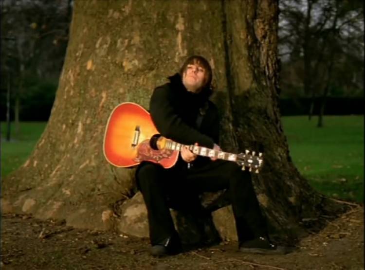 Se cumplen 19 años de la canción "Songbird" de Oasis escrita por Liam Gallagher 