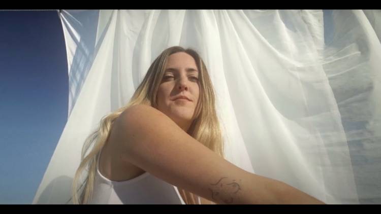 Clara Ballestero  presenta su nuevo single y video  “Desaparecer”