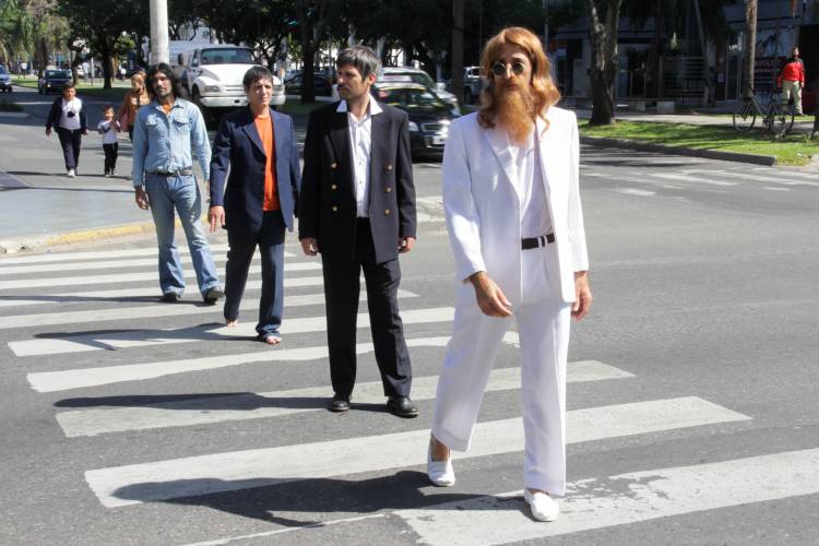 Los Beatles cruzaron las calles de Santa Fe y Rosario para concientizar sobre el respeto a los peatones