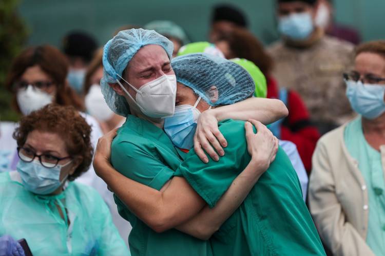 Senadores radicales solicitan que se abone la asignación estímulo al personal de salud afectado a la pandemia