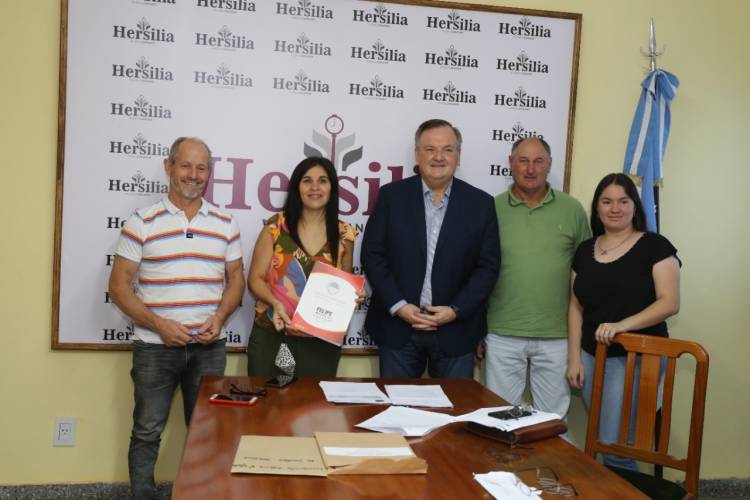Felipe Michlig y Silvana Romero firmaron convenio para dotar de iluminación led a la localidad de Hersilia