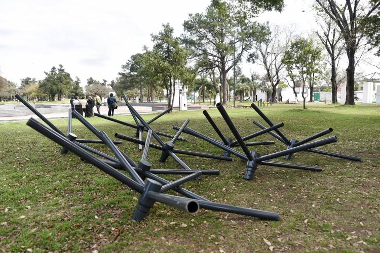 Parque Garay: colocan 30 nuevas columnas de iluminación