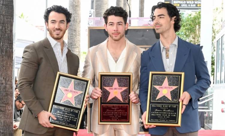 Jonas Brothers anuncian nuevo álbum y fecha en el Paseo de la Fama de Hollywood