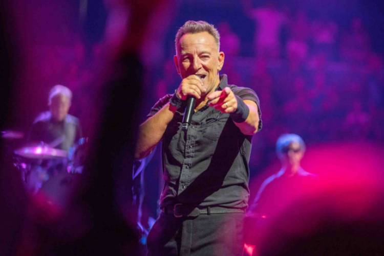 Bruce Springsteen se Presenta sin varios miembros de la E Street Band en Dallas
