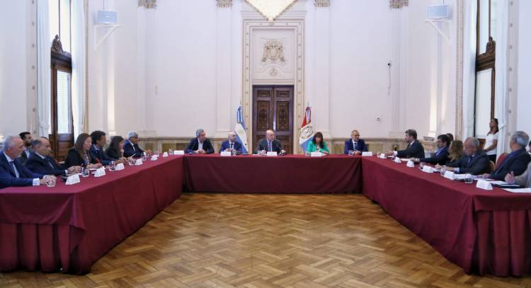 El gobernador encabezó en Rosario una reunión de trabajo con funcionarios judiciales federales y provinciales