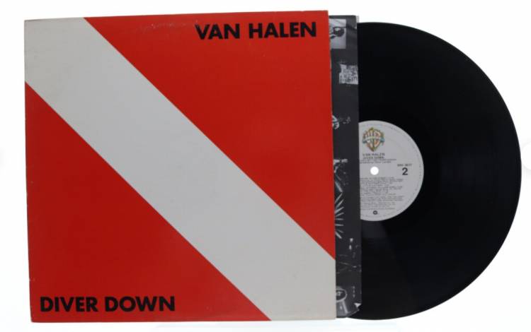 Van Halen lanzó "Diver Down", su quinto álbum 