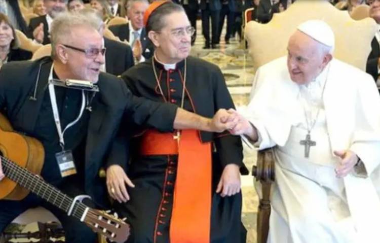 León Gieco cantó “Solo le pido a Dios” frente al Papa en el Vaticano