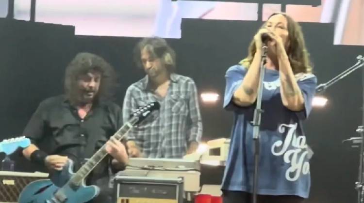 Foo Fighters y Alanis Morissette realizan emotivo cover de 'Mandinka' de Sinead O’Connor