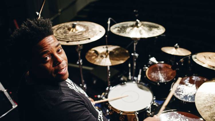 Fallece Aaron Spears, renombrado baterista quien deja un legado de ritmo e inspiración
