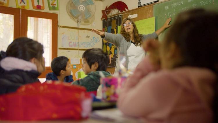 “Asistencia Perfecta” de la maestra que pone su canoa para ir todos los días a la escuela