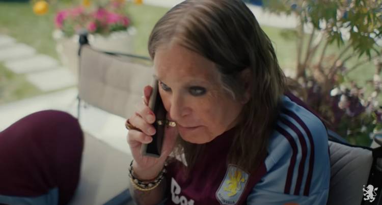 Ozzy Osbourne y Geezer Butler de Black Sabbath presentan la nueva indumentaria del Aston Villa