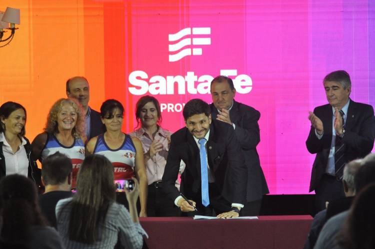 Pullaro entregó aportes por $ 600 millones a 14 instituciones de la ciudad de Santa Fe