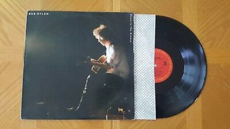 El 31 de mayo de 1988 Bob Dylan publica el álbum “Down in the groove”
