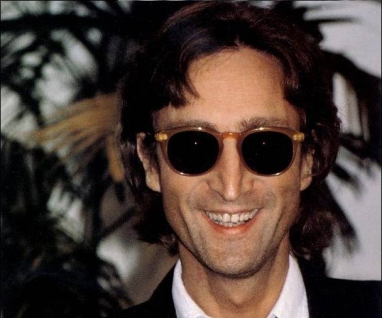El 9 de octubre de 1940 nace John Lennon