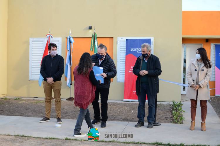 Michlig participó en San Guillermo del acto de inauguración de viviendas y entrega de títulos de propiedad