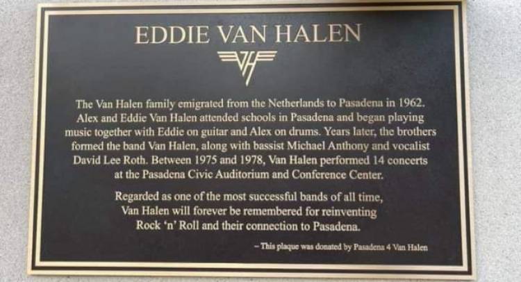 Placa conmemorativa de Eddie Van Halen presentada oficialmente en Pasadena