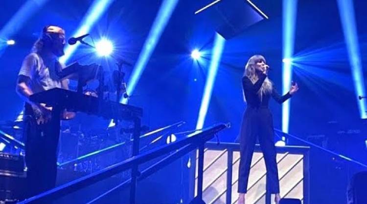 Taylor Swift aparece de sorpresa en el show de Bon Iver