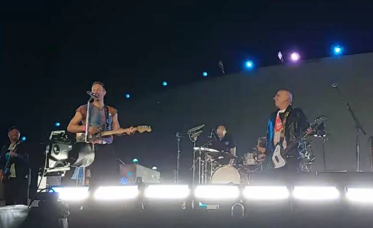 Charly Alberti y Zeta Bosio se sumaron como invitados de Coldplay para tocar dos canciones de Soda Stereo