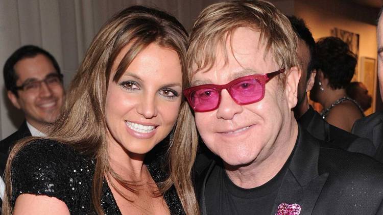 Elton John admite que le gustaría hacer más música con Britney Spears