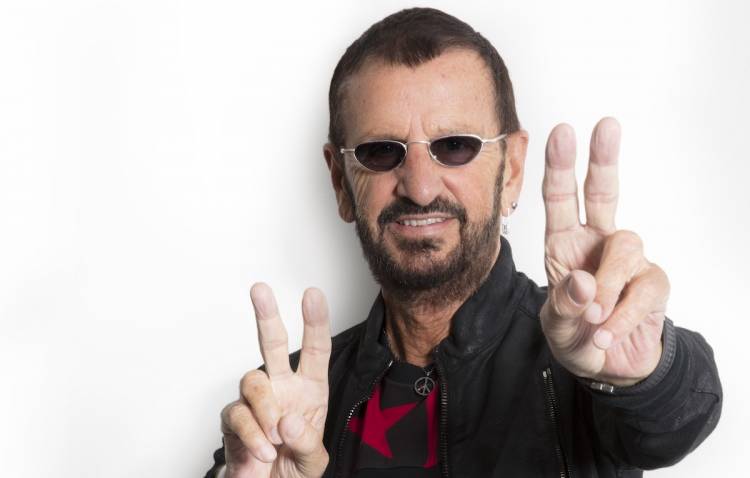 Ringo Starr venderá estatuas de su icónica señal "Peace and Love"