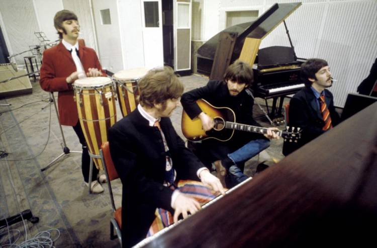 Los The Beatles comenzaban a grabar "Sgt. Pepper's Lonely Hearts Club Band" 