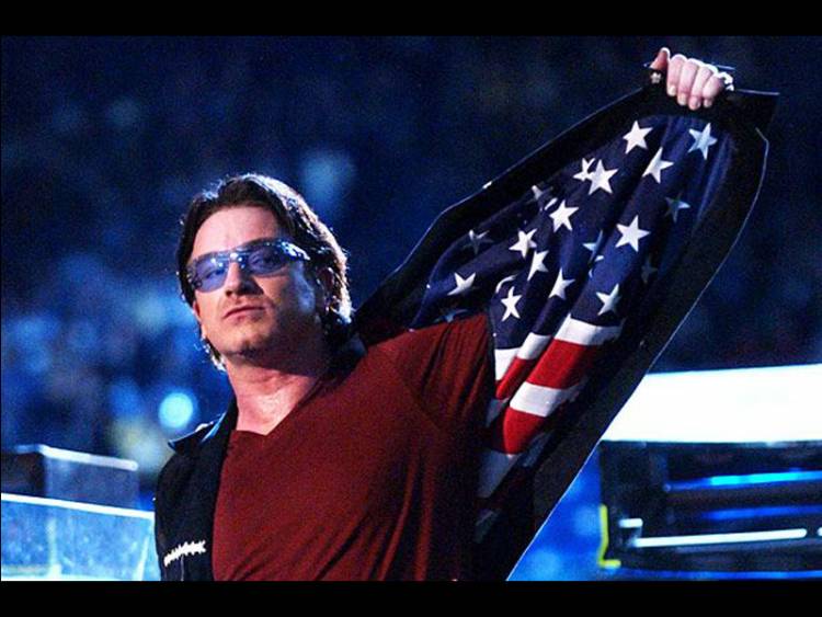 U2 en 2002 se presentó en el medio tiempo del Super Bowl