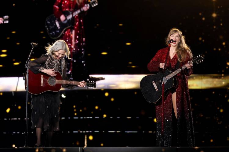 Taylor Swift y Phoebe Bridgers estrenaron "Nothing New" en vivo