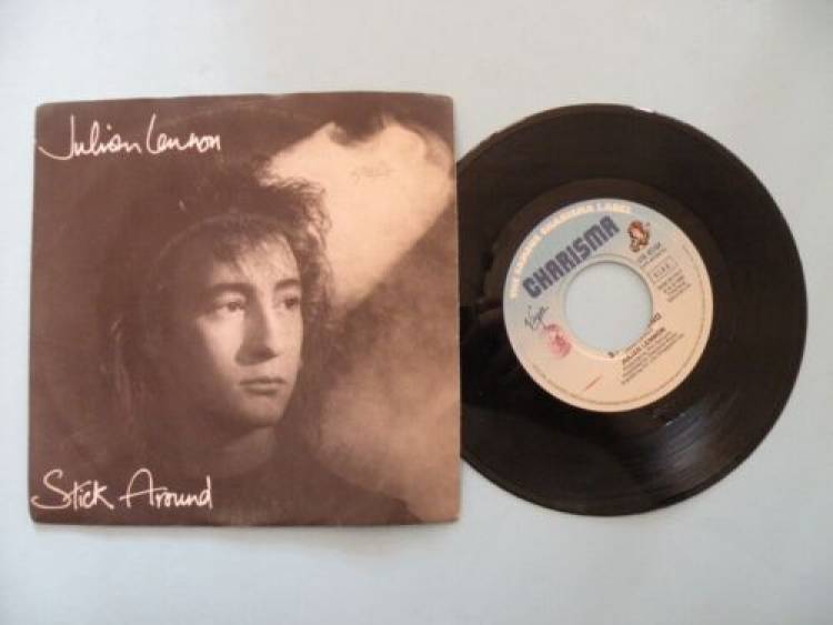 1986 el single "Stick Around" de Julian Lennon fue n#1 en Billboard Top 20 Album Rock Tracks