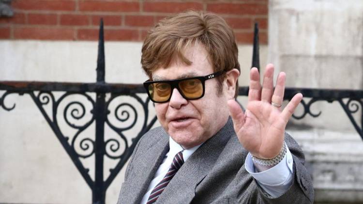 Elton John se encuentra “de vuelta en casa y goza de buena salud” tras una breve internación