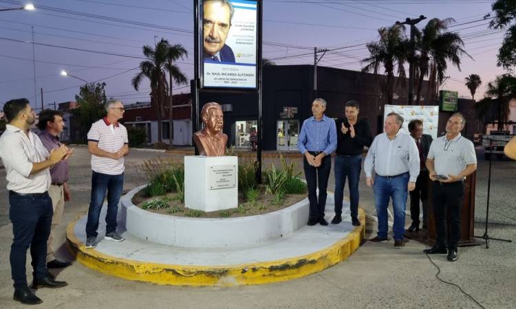 Emotivo homenaje a Raúl Alfonsín en la celebración de “40 años de Democracia”