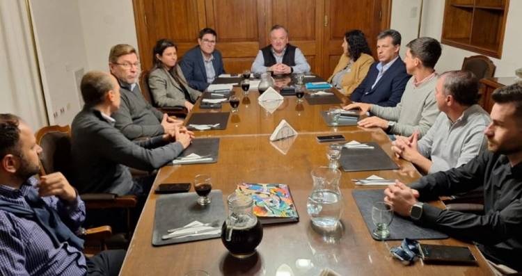 Senadores del Bloque “Unidos” mantuvieron una reunión de trabajo con el ministro de Educación José Goity