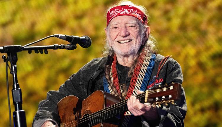 Willie Nelson anuncia el lanzamiento de su 76º álbum de estudio y comparte un adelanto