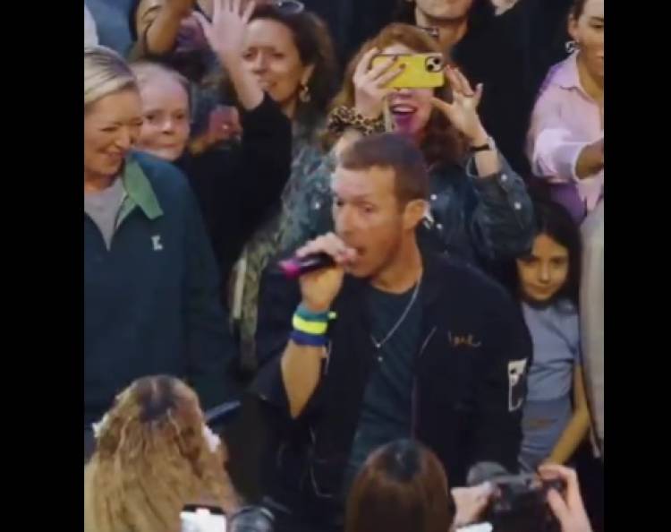 Coldplay sorprendió a todos junto a Tini, Burna Boy, Little Simz y Elyanna