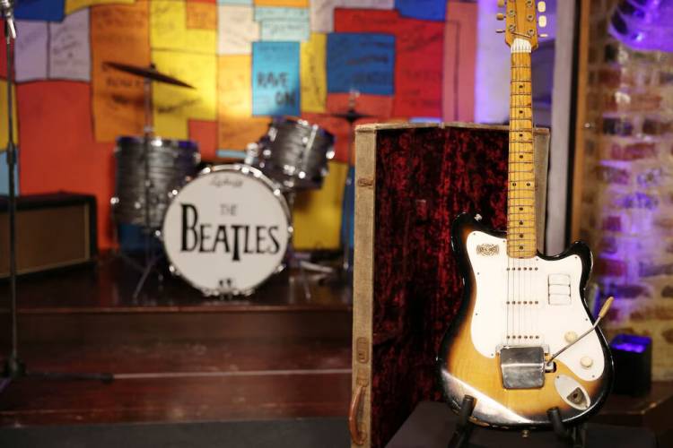 Será subastada la primera guitarra que usó George Harrison con Los Beatles por un millonario precio