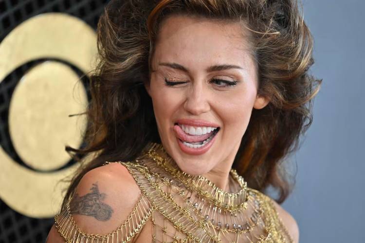 Miley Cyrus anunció la salida de un disco inspirado en “The Wall” de Pink Floyd